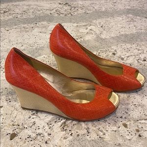 Lilly Pulitzer coral & gold wedges size 9.5